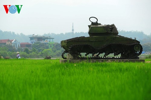 Un tank qui reste depuis 60 ans sur le champ de Muong Thanh - ảnh 7